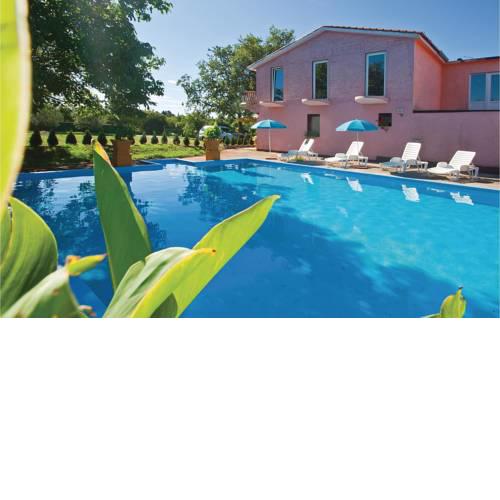 Apartment Valtursko Polje 68 with Outdoor Swimmingpool