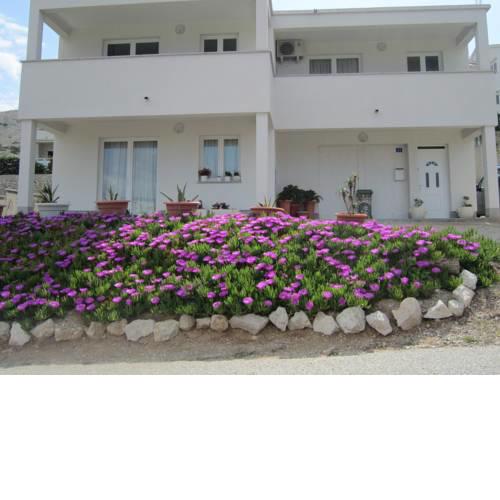Vintage Apartment in Pag with Terrace