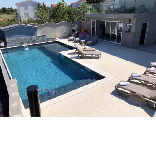 Apartment with pool Nin 502