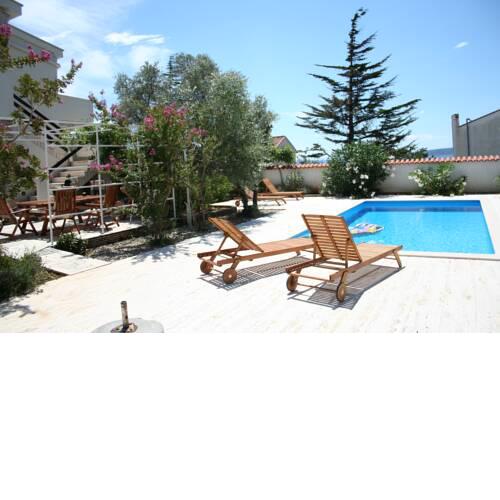 Apartment with pool Tea