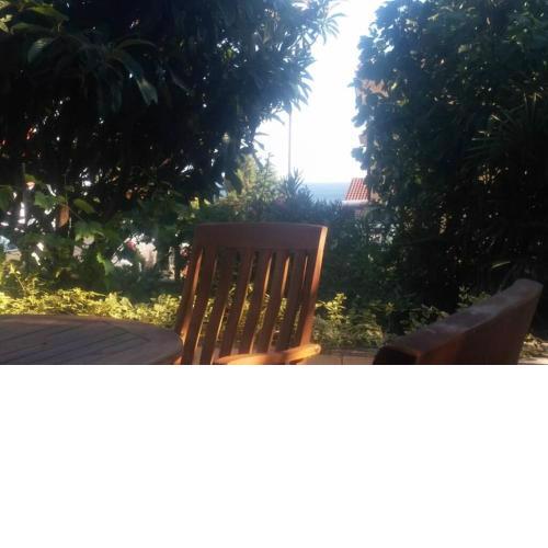 Apartment with terace and garden with sea view