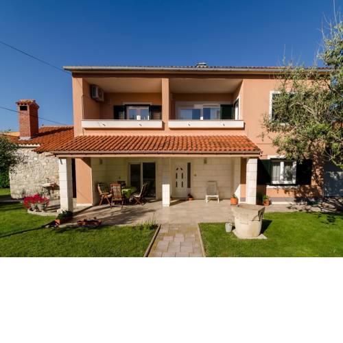 Beautiful three bedroom apartment with a yard and terrace - Apartment Zoranica I