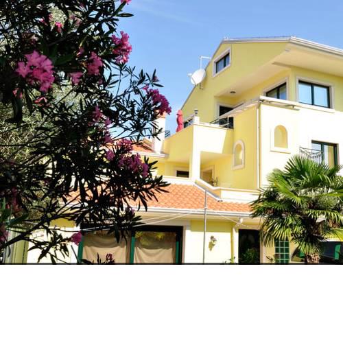Apartments Adri, Parking in the yard