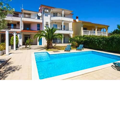 Apartments and rooms Alenka