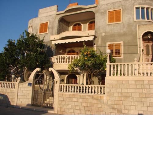 Apartments and rooms Anita