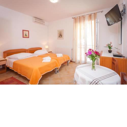 Apartments and rooms by the sea Brela, Makarska - 13118
