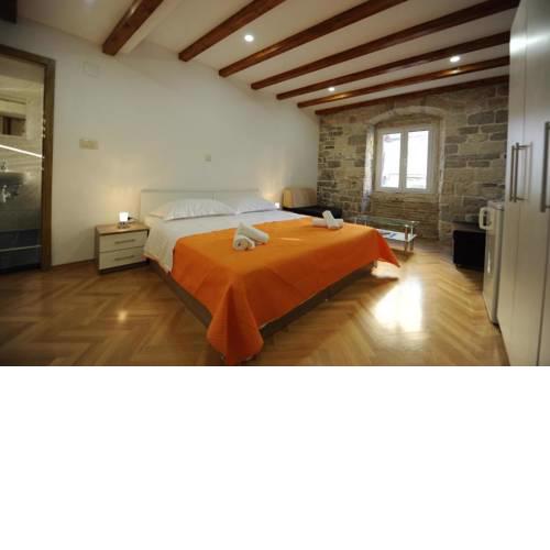 Apartments and rooms by the sea Split - 17934
