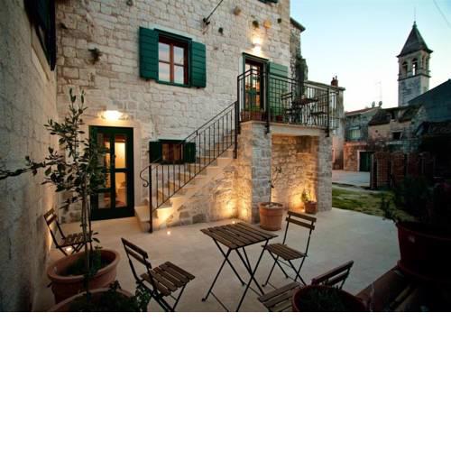 Apartments and rooms Lan