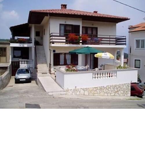 Apartments and rooms Luka