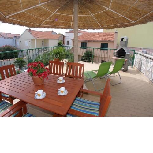 Apartments and rooms Petar