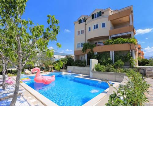 Apartments and rooms with a swimming pool Split - 15676