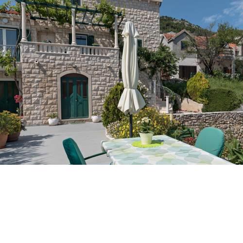 Apartments and rooms with parking space Bol, Brac - 15418