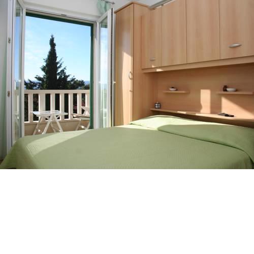 Apartments and rooms with parking space Bol, Brac - 2873