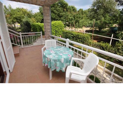 Apartments and rooms with parking space Njivice, Krk - 5398