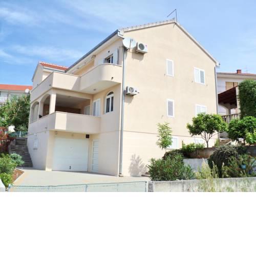 Apartments and rooms Zubak