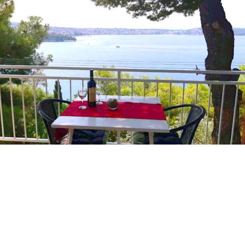 Apartments Bartol with sea view near the beach & city center