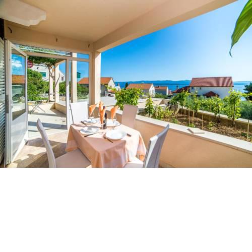 Apartments by the sea Bol, Brac - 13665