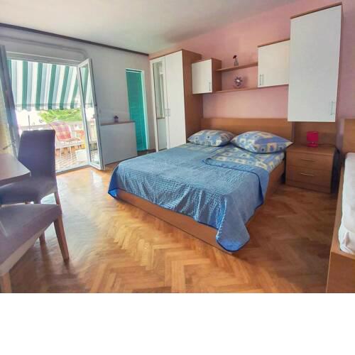 Apartments by the sea Brela, Makarska - 18356