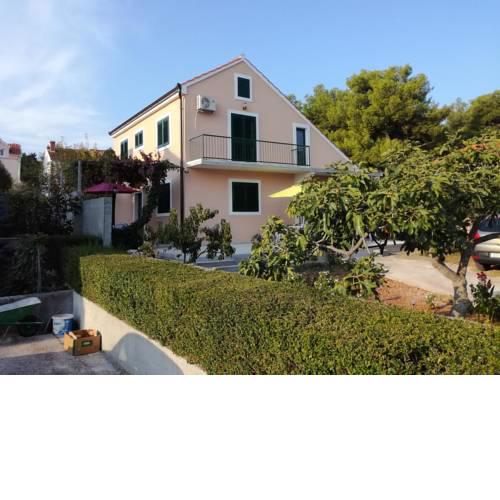 Apartments by the sea Mirca, Brac - 2854