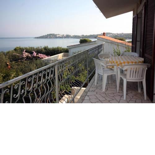Apartments by the sea Necujam, Solta - 5162