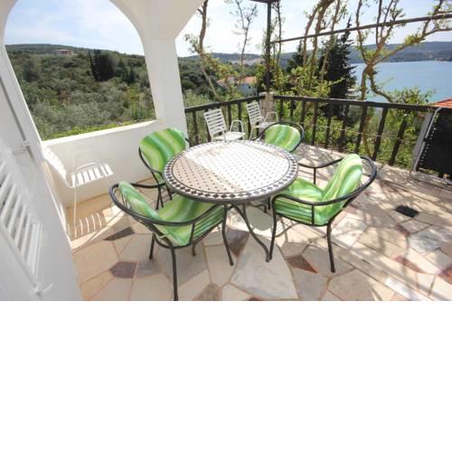 Apartments by the sea Necujam, Solta - 8691