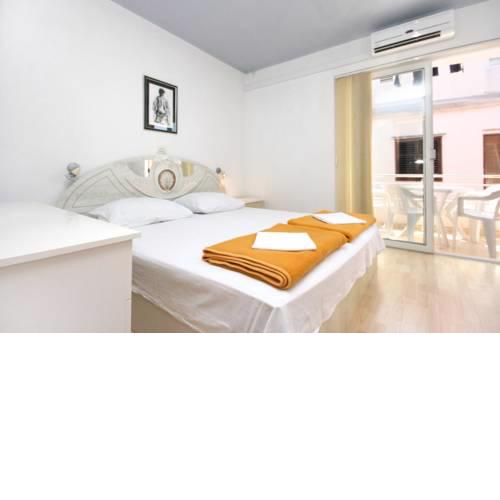 Apartments by the sea Promajna, Makarska - 2673