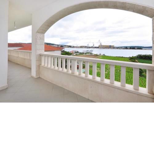 Apartments by the sea Seget Donji, Trogir - 10023