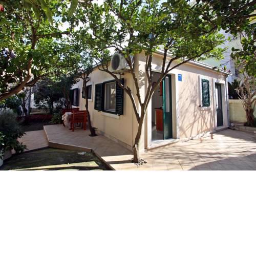 Apartments by the sea Supetar, Brac - 17227