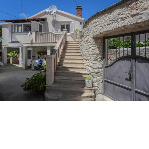 Apartments by the sea Supetar, Brac - 17286