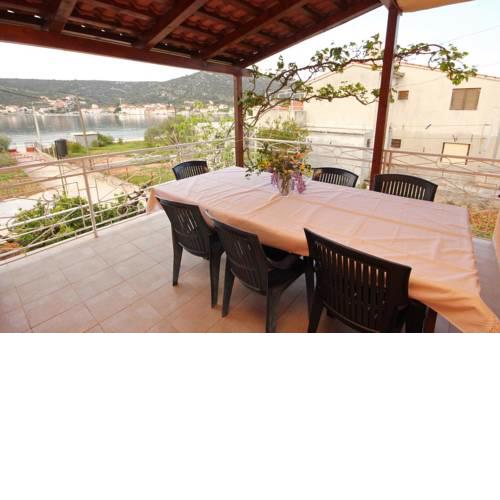 Apartments by the sea Vinisce, Trogir - 10006