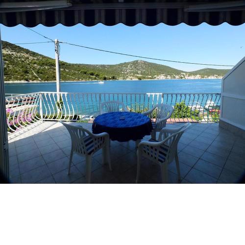Apartments by the sea Vinisce, Trogir - 19014