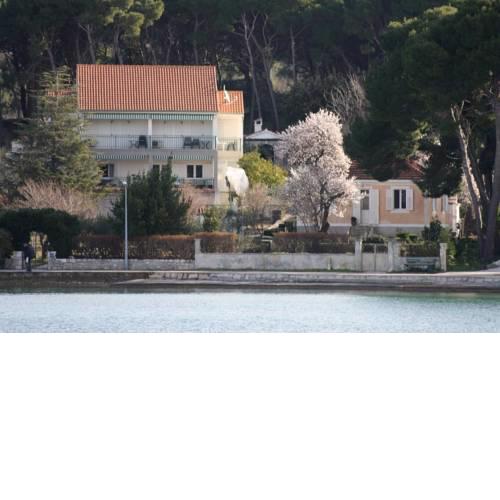 Apartments by the sea Zlarin - 14025