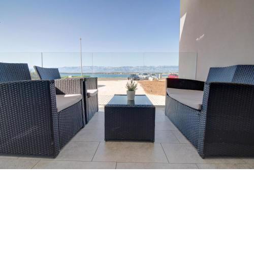 Apartments Glamour, 50m from the beach, Nin