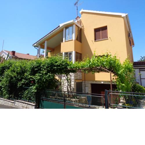 Apartments Ivica - quiet street