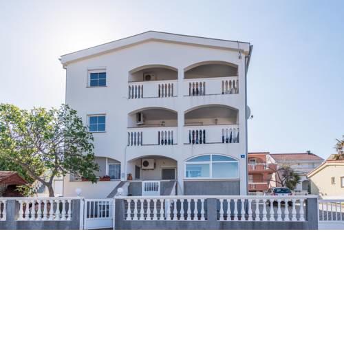 APARTMENTS MIRA