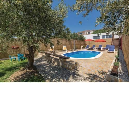 Budget apartment with pool near Split