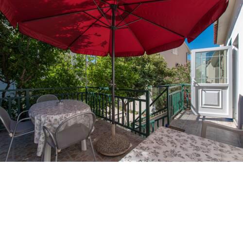 Apartments near the beach in Baska voda
