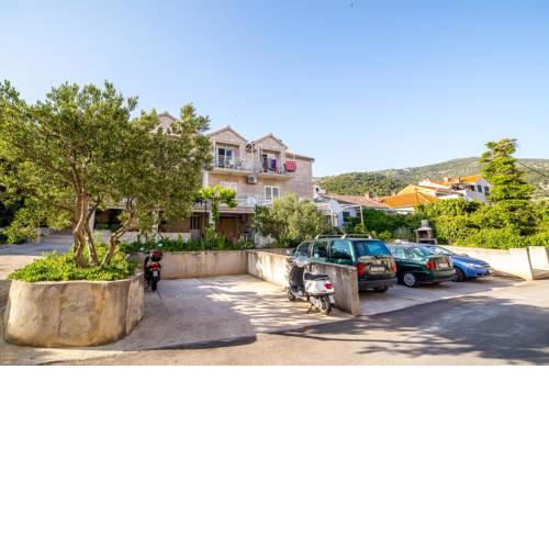 Apartments with a parking space Bol, Brac - 12980