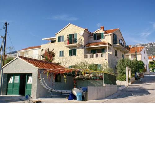 Apartments with a parking space Bol, Brac - 16620