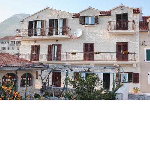 Apartments with a parking space Bol, Brac - 2899