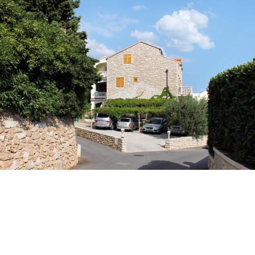 Apartments with a parking space Bol, Brac - 2900