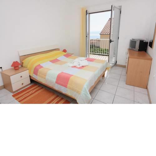 Apartments with a parking space Bol, Brac - 5641
