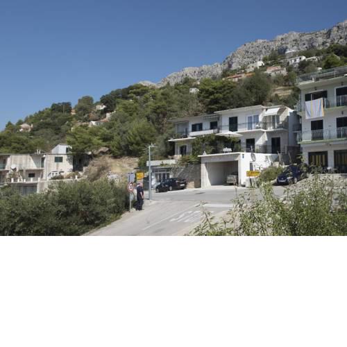 Apartments with a parking space Brela, Makarska - 16603