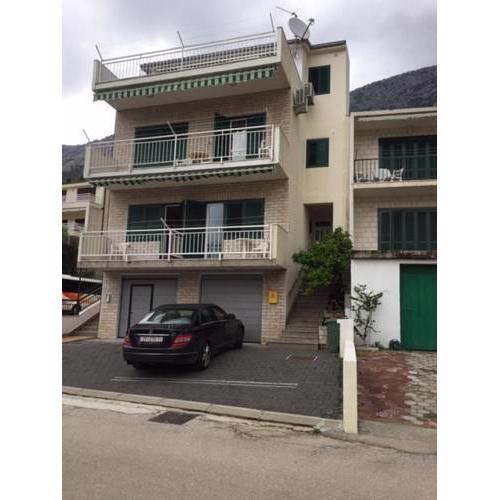 Apartments with a parking space Brela, Makarska - 17371