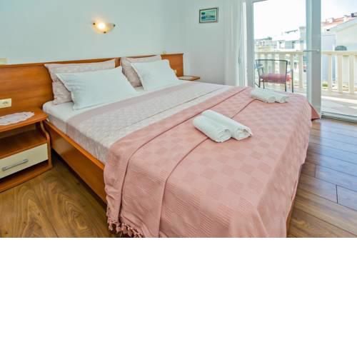 Apartments with a parking space Hvar - 5706