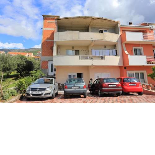Apartments with a parking space Kastel Gomilica, Kastela - 17084