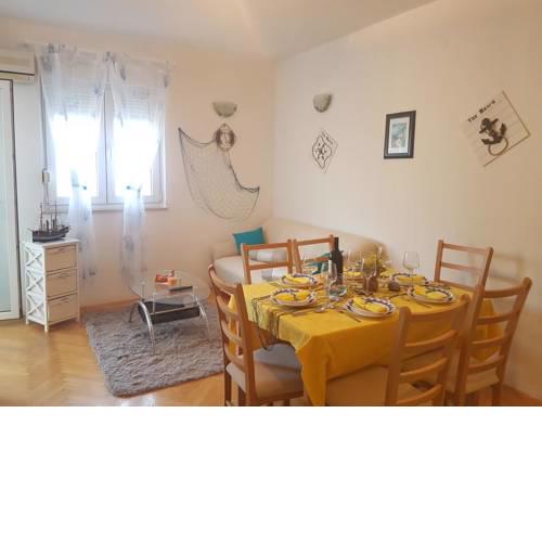 Apartments with a parking space Kastel Kambelovac, Kastela - 15488