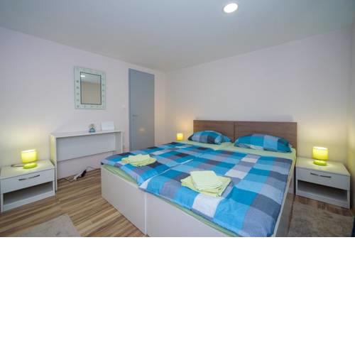 Apartments with a parking space Kastel Sucurac, Kastela - 15430