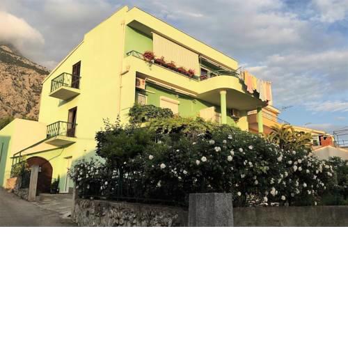 Apartments with a parking space Makarska - 15445