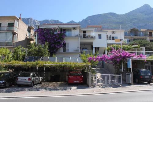 Apartments with a parking space Makarska - 6784